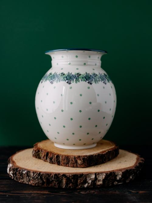 wazon wielki zielony wianek na zielonym tle