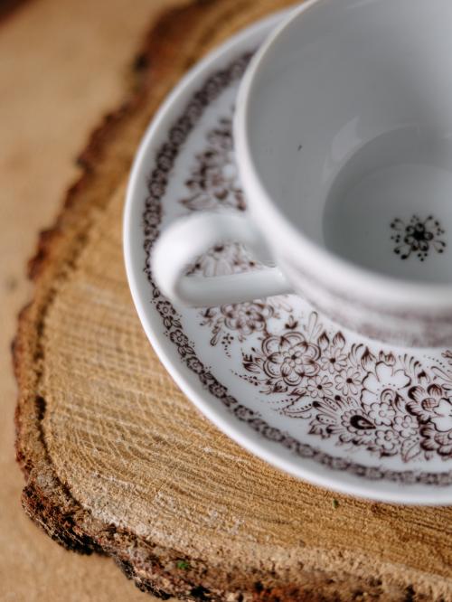 filiżanka opolska brązowa na drewnie