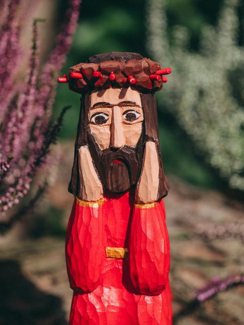 Rzeźbiony Jezus w koronie cierniowej