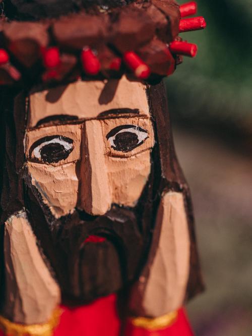 Rzeźbiony Jezus w koronie cierniowej zbliżenie na twarz
