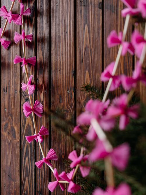 łańcuch choinkowy na drewnie