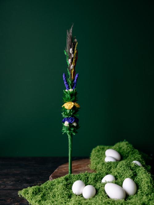 palma wielkanocna na zielonym tle