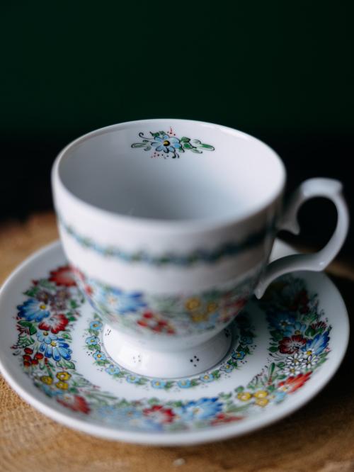 okrągła filiżanka z kolorowymi kwiatkami