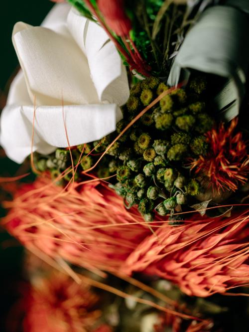 palma z białymi różami