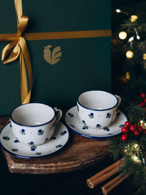 dwie filiżanki do herbaty jagódki na tle pudełka