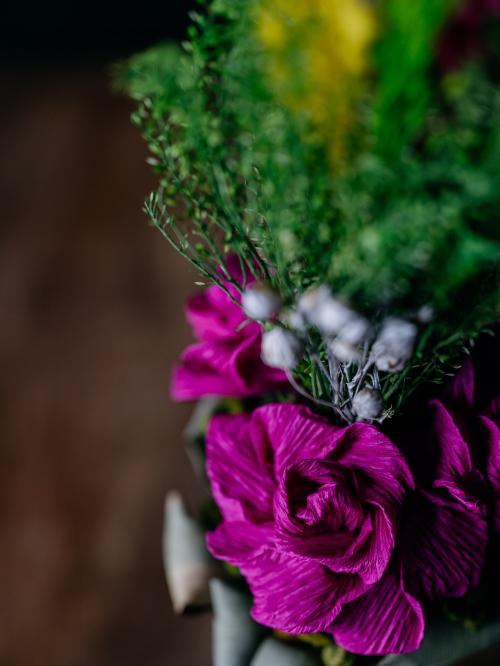 zbliżenie na różyczki z bibuły