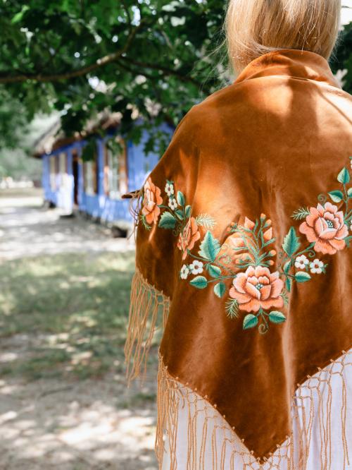 chusta haftowana aksamitna brązowa na modelce