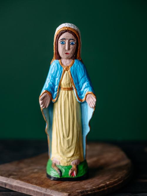 Matka Boska w niebieskiej szacie stojąca na drewnie