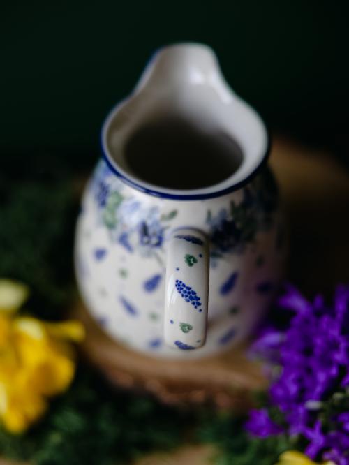Zbliżenie na uchwyt ceramicznego dzbanuszka.
