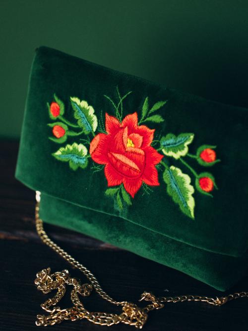 kopertówka haftowana zielona zdjęcie z góry