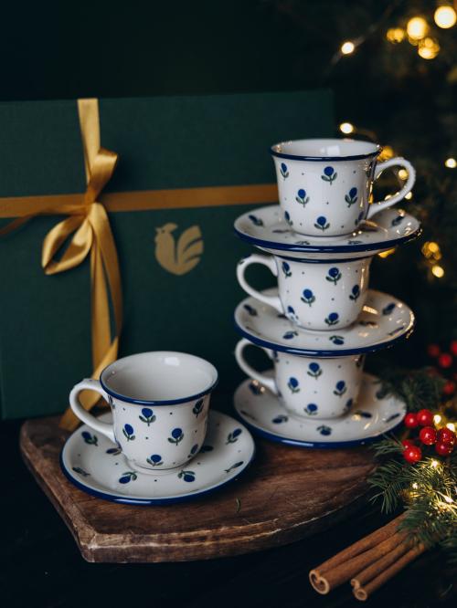 filiżanki jagódki przed pudełkiem