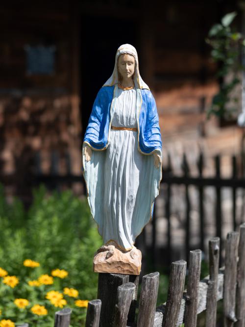 rzeźba Maryi w ciemnoniebieskiej szacie