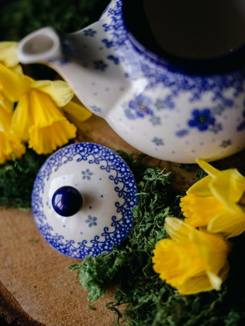 Zbliżenie na pokrywkę ceramicznego czajnika.