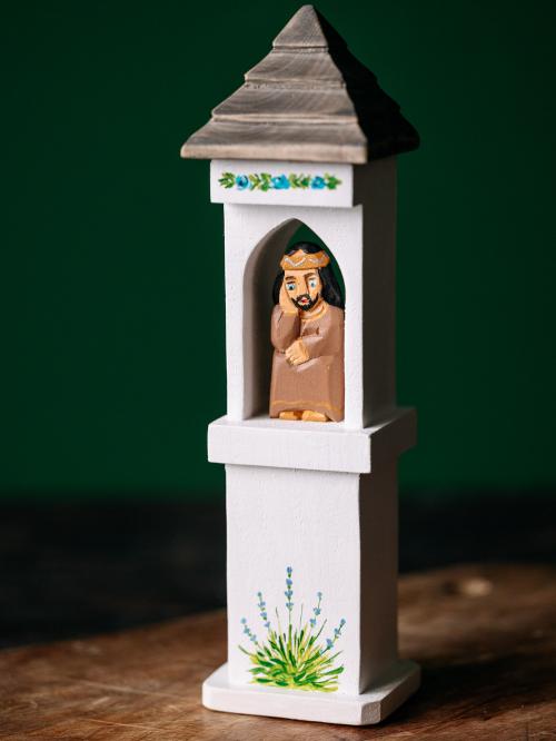 rzeźba na zielonym tle