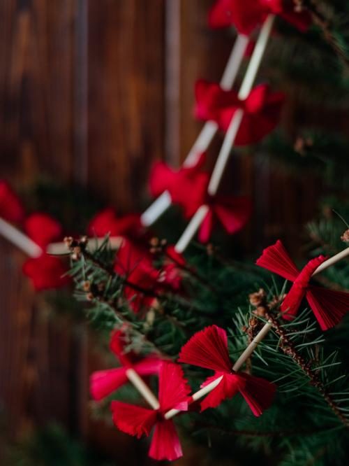 łańcuch choinkowy na choince