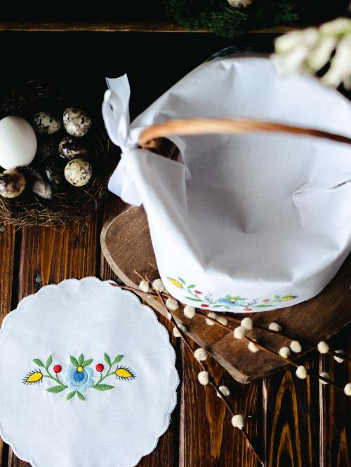 Haftowana serwetka ułożona w koszyczku.