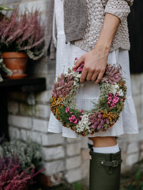 suszony wianek  w kolorze brudnego różu i bieli zbliżenie z góry