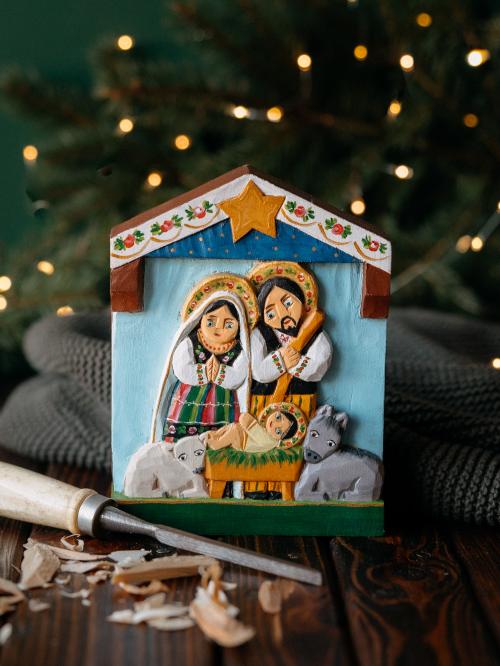szopka rzeźbiona na tle choinki