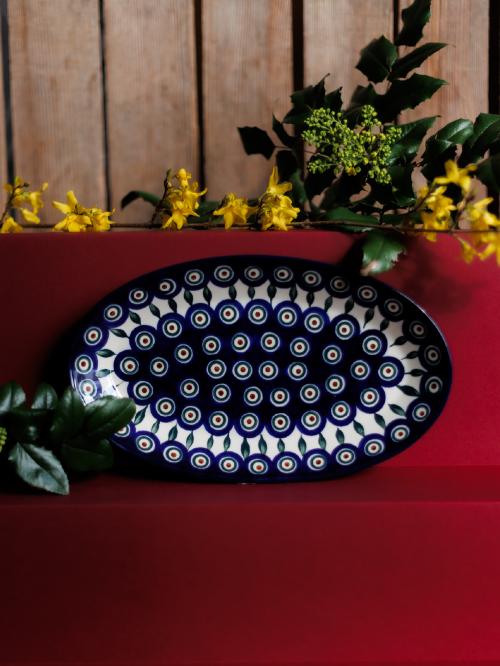 Półmisek ceramiczny na czerwonym tle