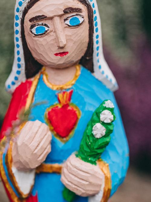 Rzeźbiona Matka Boska  z gorejącym sercem zbliżenie na serce