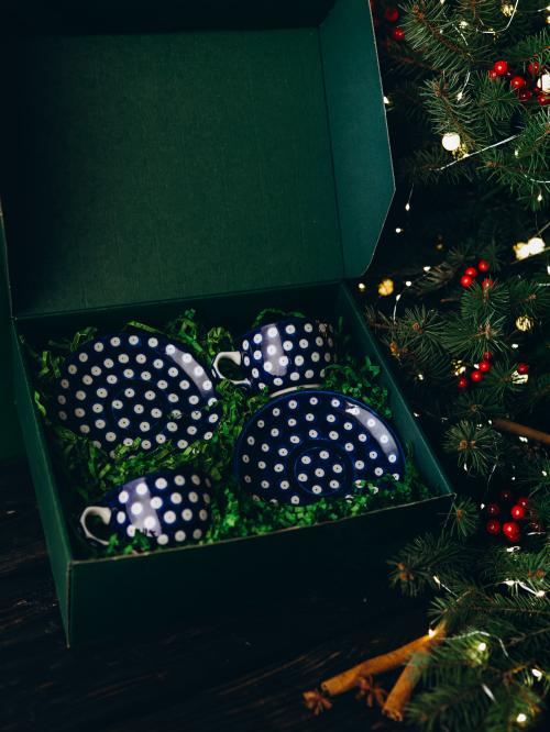 zestaw prezentowy na tle choinki