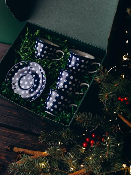 filiżanki groszki na tle świątecznym