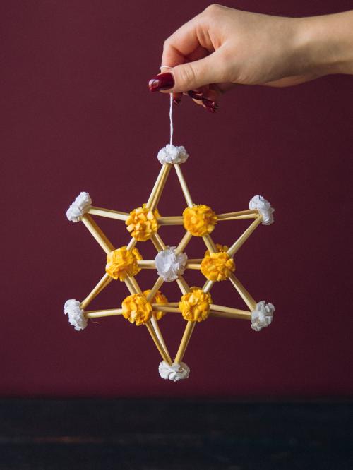 mini pająk trzymany w dłoni