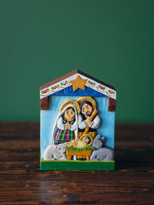 szopka rzeźbiona na zielonym tle