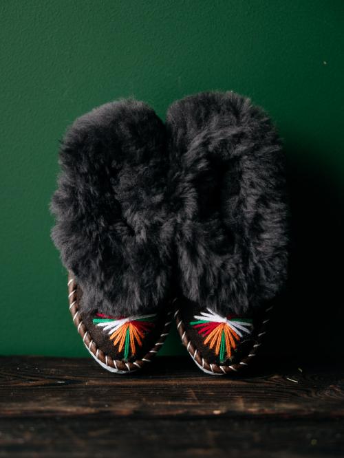 bambosze na tle zielonej ściany