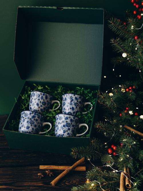 zestaw prezentowy na tle choinki