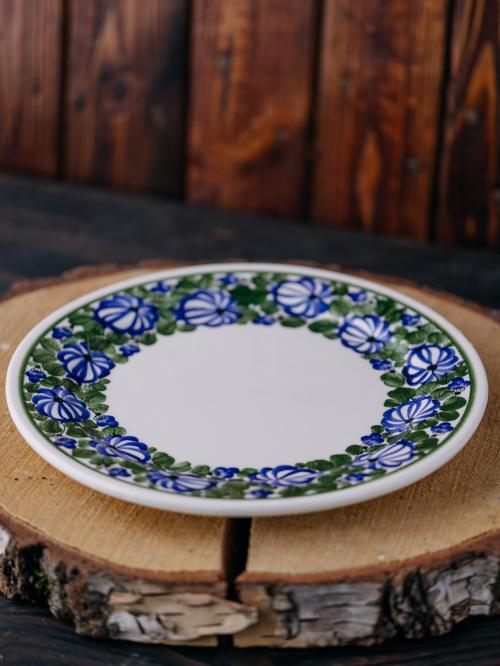 Zbliżenie na malowane detale na dwóch talerzach.