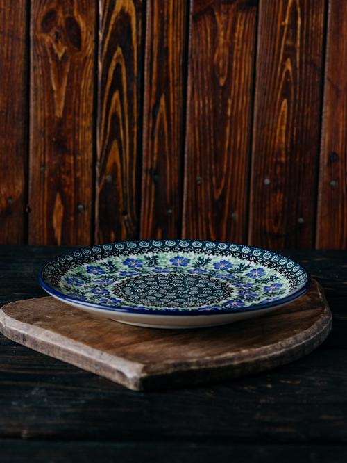 talerz duży na drewnianym tle