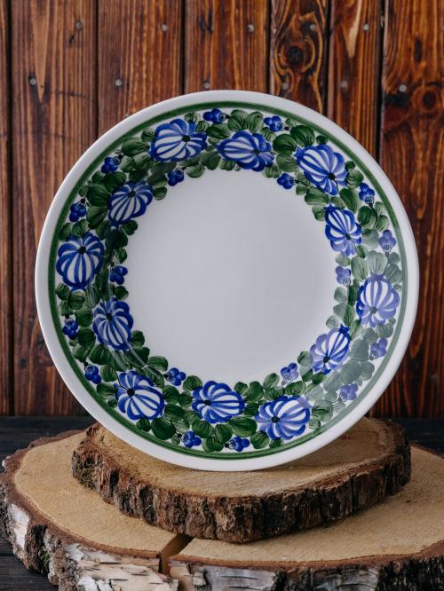 Głęboki talerz a ciemnym tle.