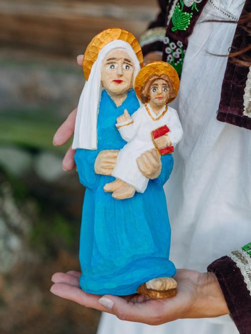 rzeźbiona matka boska z dziecątiem