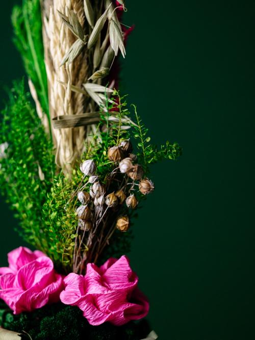 palma z różowymi różami