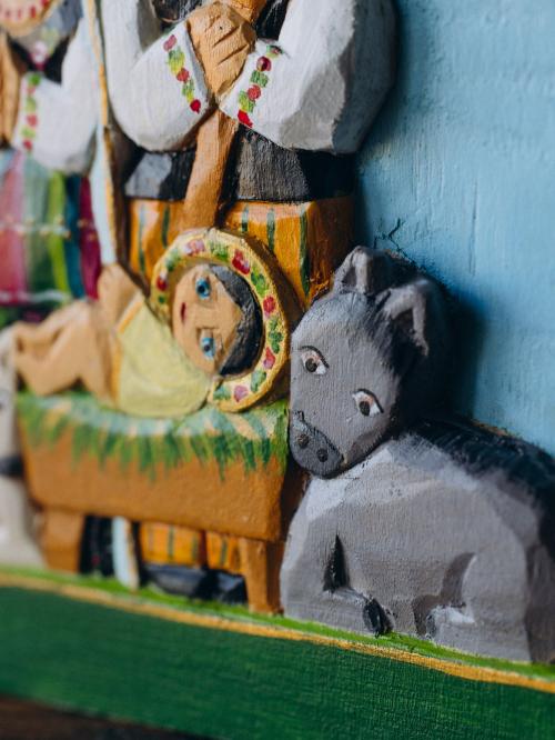 zbliżenie na rzeźbionego osiołka