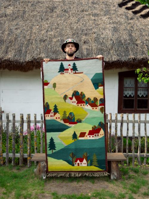 kilim trzymany przez łowiczaka