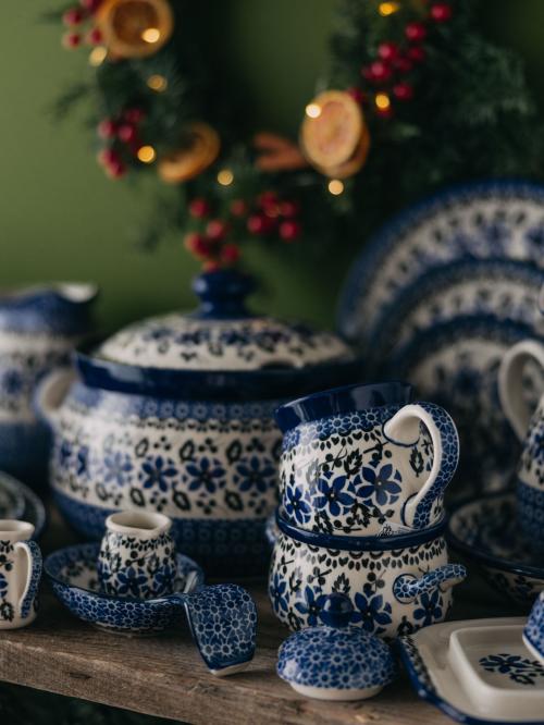 Zastawa ceramiczna zbiorczo na świątecznym tle.