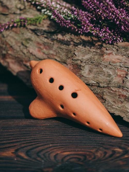 tradycyjny instrument ludowy okaryna