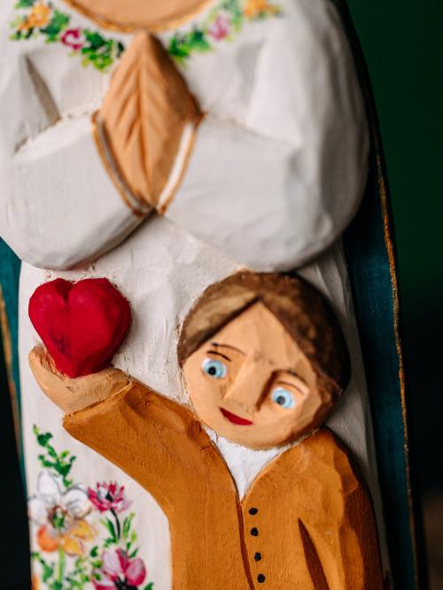 zbliżenie na rzeźbionego chłopca z sercem