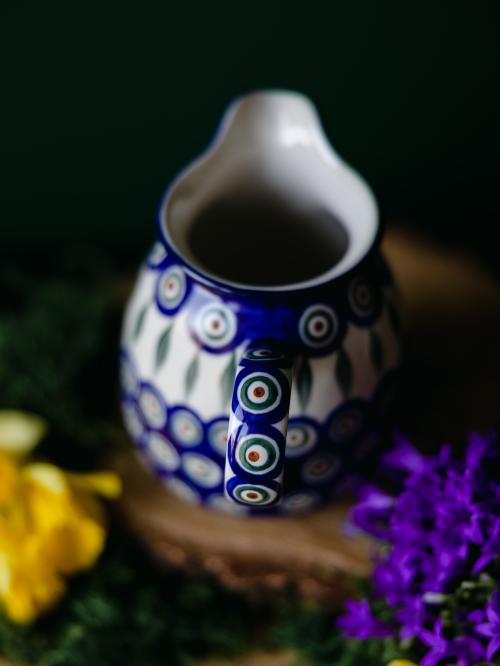 Zbliżenie na uchwyt ceramicznego dzbanka.