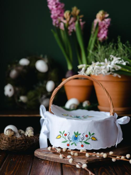 Haftowana serwetka ułożona w koszyczku.