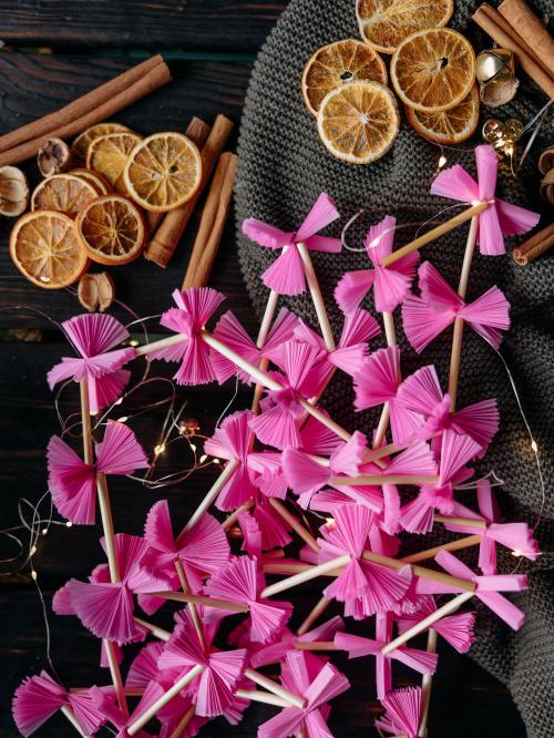 łańcuch choinkowy na świątecznym tle