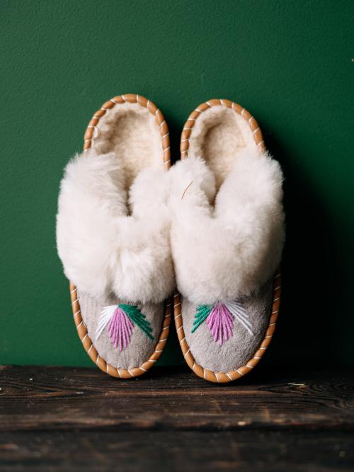 klapki góalskie oparte o ścianę