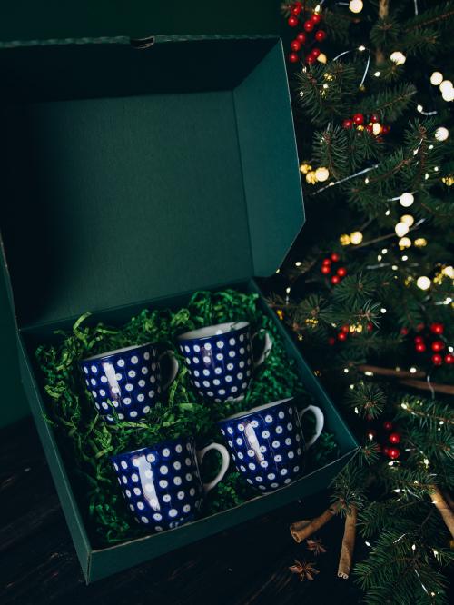 zestaw prezentowy na tle choinki