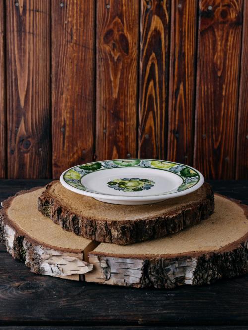 talerz na drewnie
