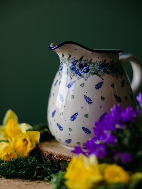 Zbliżenie na dziubek ceramicznego dzbanka.