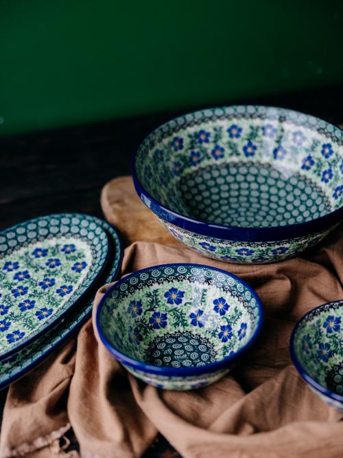 miska duża chabry bolesławiec na zielonym tle