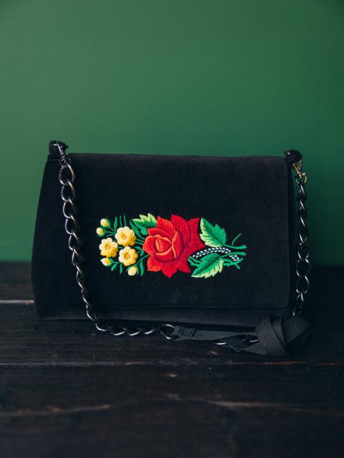 torba haftowana czarna na zielonym tle
