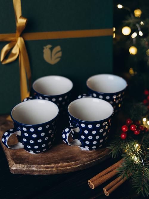 zestaw kubków na tle pudełka prezentowego